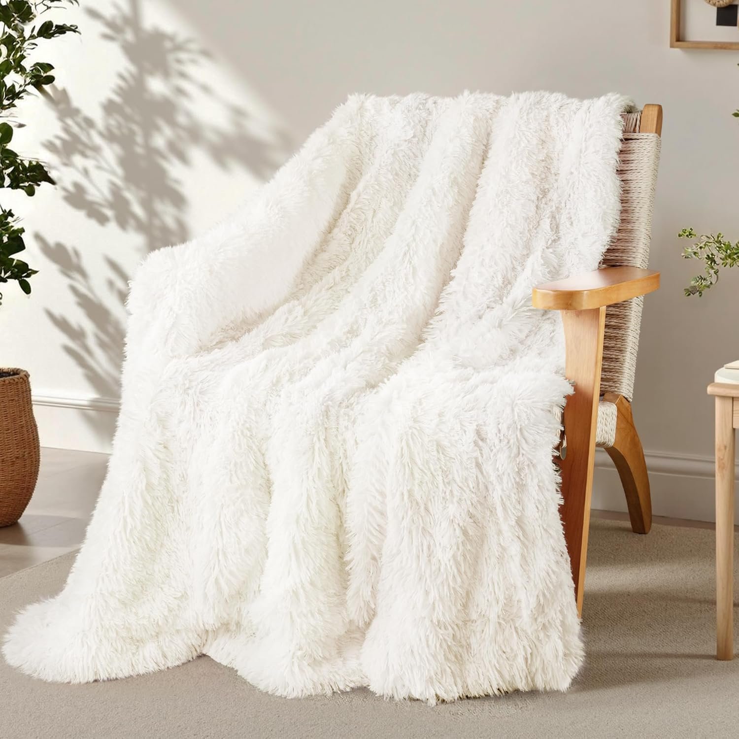 Exclusivo Mezcla Fuzzy Faux Fur Throw Blanket, Reversible Shaggy Sherpa Fleece Blankets, Fluffy Plush Warm Throws for Couch, Bed, 50×60 Inches, White